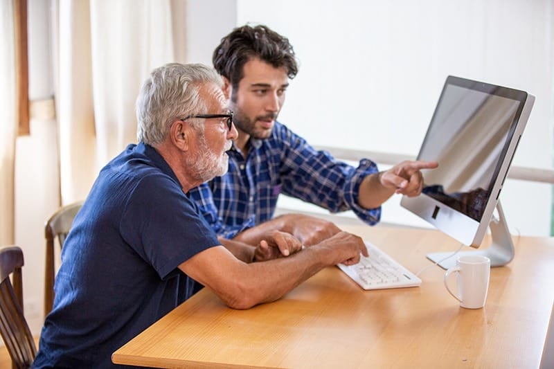 un homme et une femme assis à un bureau