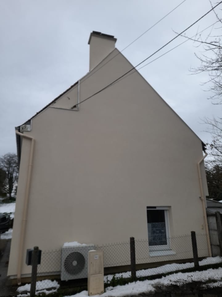 Maison avec PAC air-eau installée par EnergySEO en Normandie